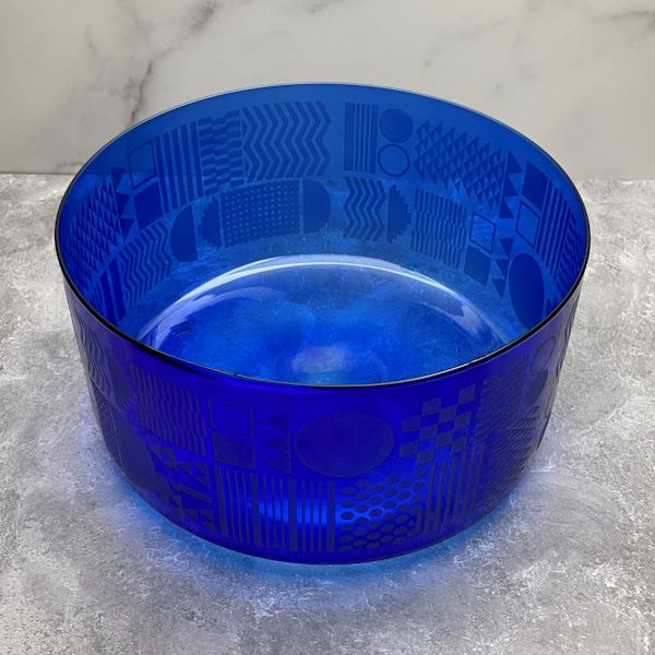 Straight-sided-blue-bowl-with-sandblasted-geometrics-design-top-view