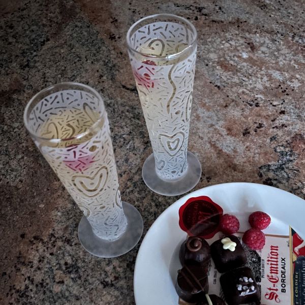 Catalina-champagne-flute-with-sandblasted-hearts-abound-design-with-champagne-raspberries-chocolates