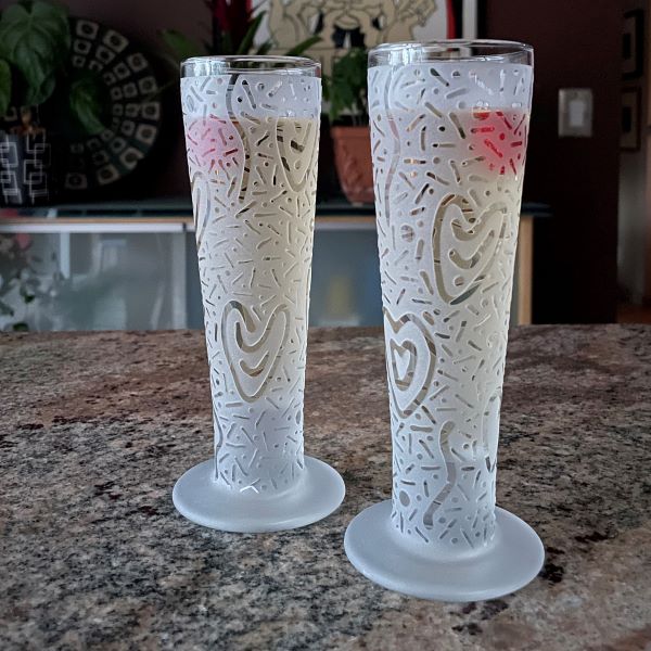 Catalina-champagne-flute-with-sandblasted-hearts-abound-design-with-champagne-and-raspberry