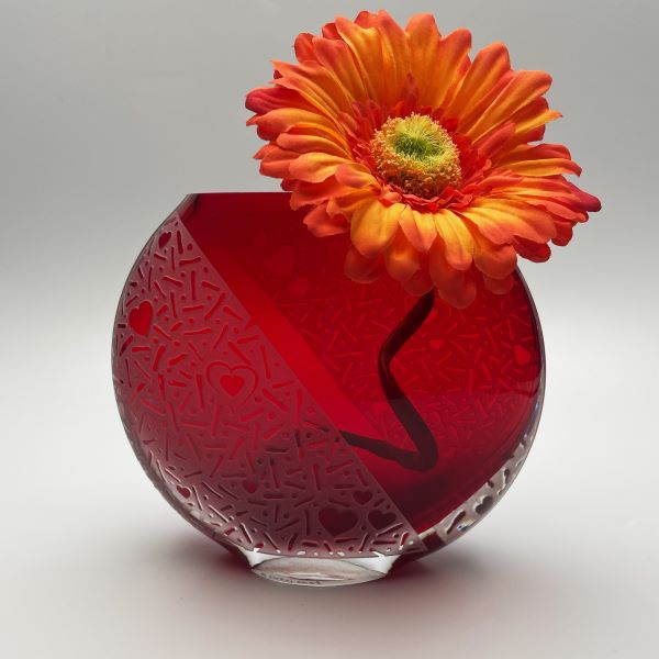 Red medium flat round vase sandblasted with Hearts Abound design and flower
