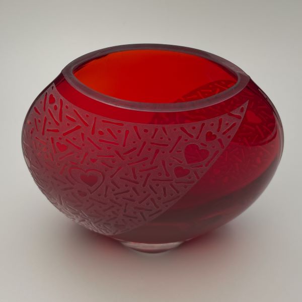 Red medium flat round vase sandblasted with Hearts Abound design top view
