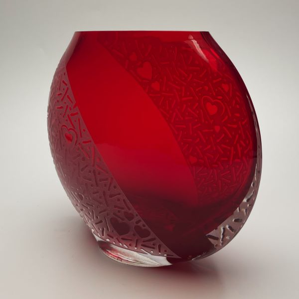 Red medium flat round vase sandblasted with Hearts Abound design angled view