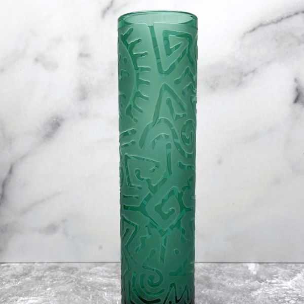 Green-glass-bud-vase-with-sandblasted-geo-abstract-design-closeup