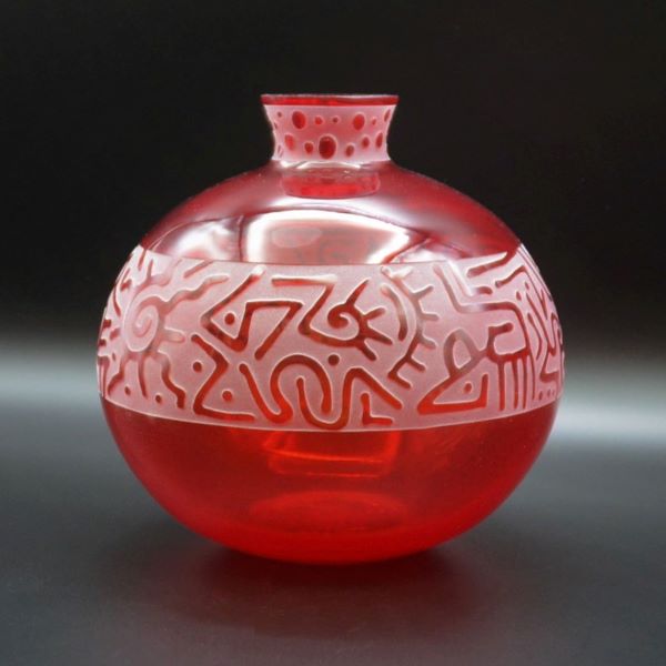 Red-round-vase-with-sandblasted-Geo-Abstract-design-side-view