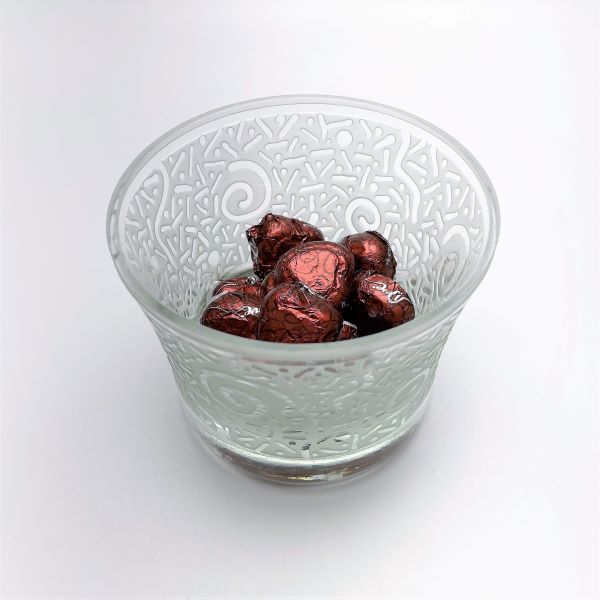    Small-snack-blown-glass-bowl-with-sandblasted-spiral-millennium-design-with-candies